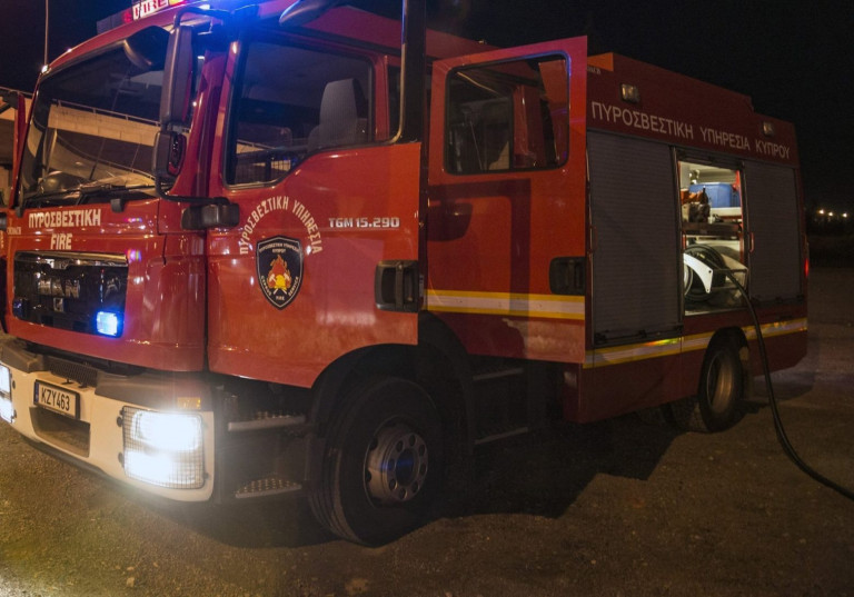 Βόλος: Παρανάλωμα του πυρός πέντε αυτοκίνητα στο Αστυνομικό τμήμα Ανακασιάς