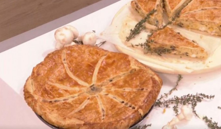 Ο Γιώργος Τσούλης ετοιμάζει λαχταριστή κοτόπιτα πετιβιέ