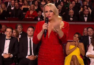 Η στιγμή που η παρουσιάστρια των BAFTA ύψωσε το μεσαίο δάχτυλο στον Πούτιν