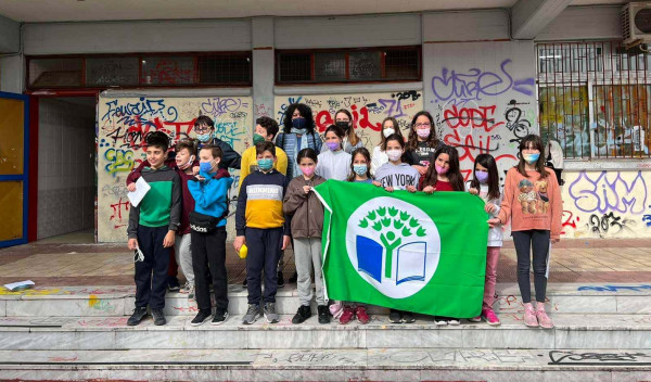 Γλυκά Νερά: Το Δημοτικό Σχολείο με τους βρώμικους τοίχους τα κατάφερε περίφημα