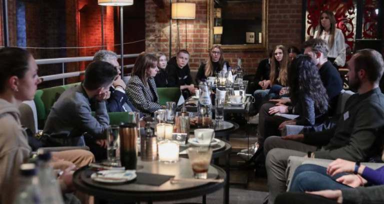 Κατερίνα Σακελλαροπούλου: «Όσο υπάρχουν άνθρωποι υπάρχει και η ελπίδα» – Συζήτηση με τους ουκρανούς φοιτητές του ΑΠΘ