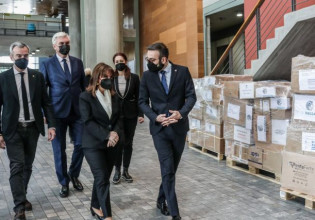 Πόλεμος στην Ουκρανία: Στο χώρο συλλογής ανθρωπιστικής βοήθειας στη Θεσσαλονίκη η Σακελλαροπούλου