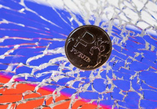 Fitch και Moody’s υποβαθμίζουν τη Ρωσία σε «junk»