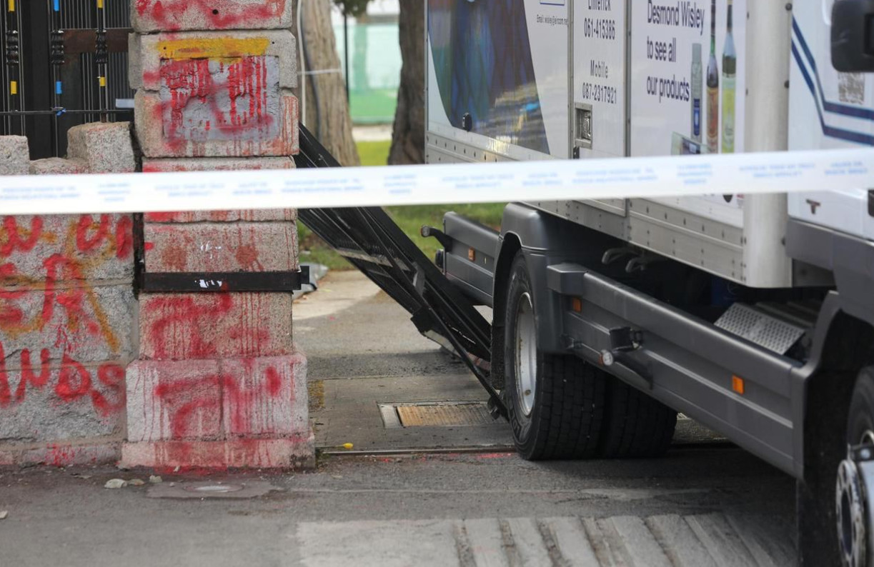 Δουβλίνο: Φορτηγό έπεσε πάνω στην είσοδο της ρωσικής πρεσβείας