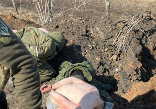 Πόλεμος στην Ουκρανία: Σοκαριστικό βίντεο φέρεται να δείχνει βασανισμό ρώσων αιχμαλώτων από ουκρανούς εθνικιστές