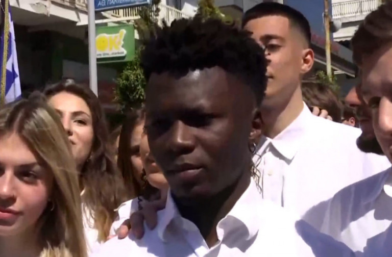 Απέλαση Σαϊντού: «Είμαστε μαζί σου» φώναξε ο κόσμος και οι συμμαθητές του, στην παρέλαση