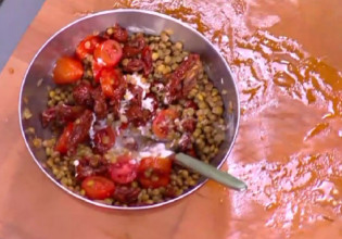 Ο Τίμος Ζαχαράτος ετοιμάζει σαλάτα με φακές και μους πιπεριάς