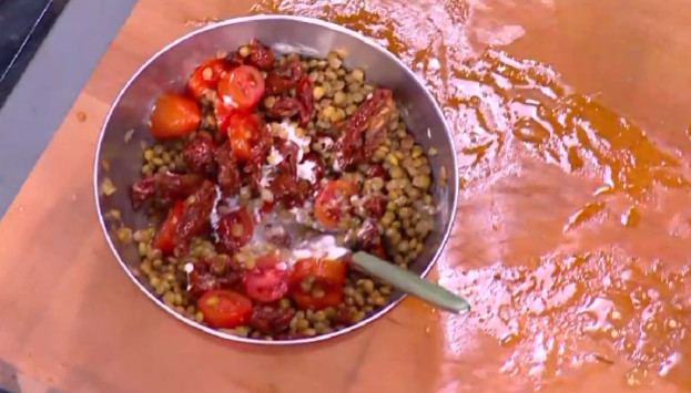 Ο Τίμος Ζαχαράτος ετοιμάζει σαλάτα με φακές και μους πιπεριάς