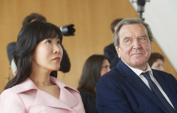 Ουκρανία: Αίσθηση προκαλεί η φωτογραφία της συζύγου του Σρέντερ με φόντο το Κρεμλίνο