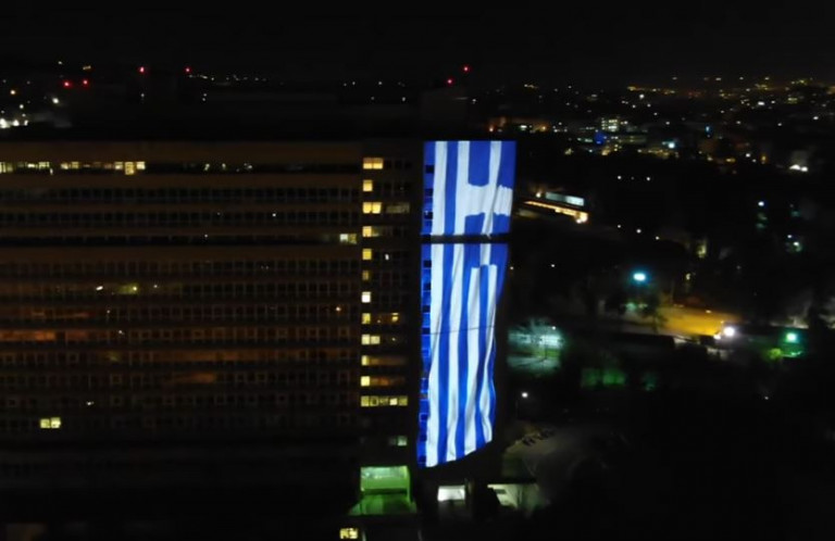 25η Μαρτίου: Η τεράστια γαλανόλευκη με ειδικά φωτιστικά εφέ στο υπουργείο Προστασίας του Πολίτη