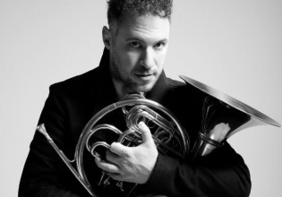 Δημήτρης Σκύλλας: Από το Πήλιο στις πιο μεγάλες σκηνές του κόσμου – Μια πορεία γεμάτη μελωδίες