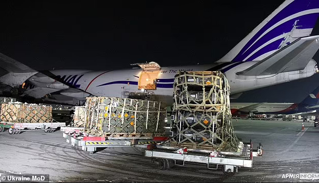 Πόλεμος στην Ουκρανία: Το μυστικό αεροδρόμιο που μπαίνουν τα όπλα της Δύσης