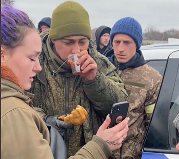 Πόλεμος στην Ουκρανία: Ουκρανοί έπιασαν αιχμάλωτο Ρώσο στρατιώτη και του φέρθηκαν αξιοπρεπώς