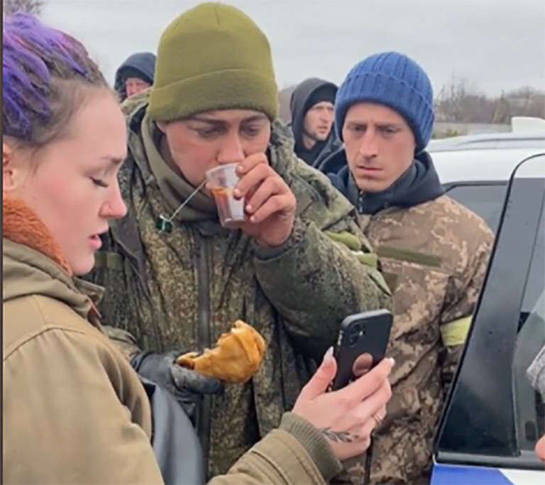 Πόλεμος στην Ουκρανία: Ουκρανοί έπιασαν αιχμάλωτο Ρώσο στρατιώτη και του φέρθηκαν αξιοπρεπώς