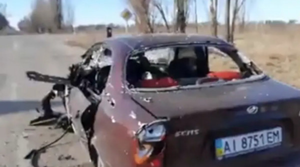 Πόλεμος στην Ουκρανία: Η στιγμή που Ρωσικό τανκ ανατινάζει αυτοκίνητο με δυο επιβάτες – Σκληρές εικόνες