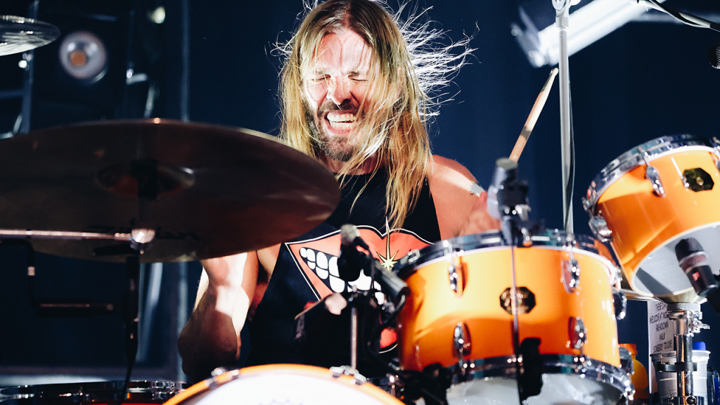 Απίστευτο βίντεο με τον Χόκινς να τραγουδάει στην τελευταία συναυλία των Foo Fighters