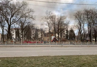 Ουκρανία: Κίεβο και Μόσχα αλληλοκατηγορούνται για την επίθεση στο θέατρο της Μαριούπολης