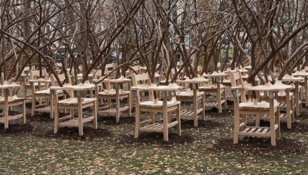 Άδεια θρανία στο πάρκο «διαμαρτύρονται» για τις ανισότητες στην εκπαίδευση