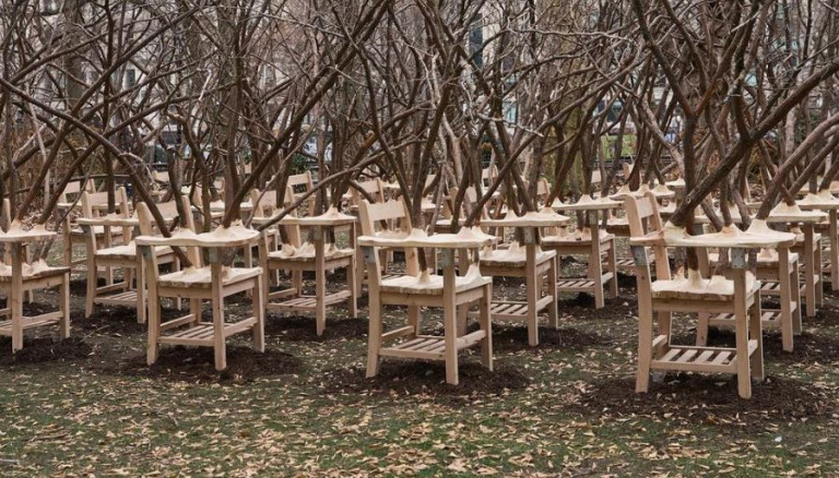 Άδεια θρανία στο πάρκο «διαμαρτύρονται» για τις ανισότητες στην εκπαίδευση