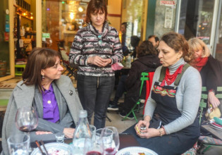 Μια ζεστή ουκρανική αγκαλιά στα Εξάρχεια και τα δάκρυα της Κατερίνας Σακελλαροπούλου