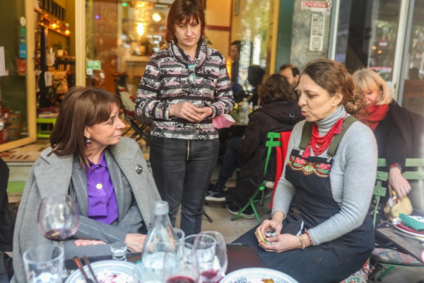 Μια ζεστή ουκρανική αγκαλιά στα Εξάρχεια και τα δάκρυα της Κατερίνας Σακελλαροπούλου