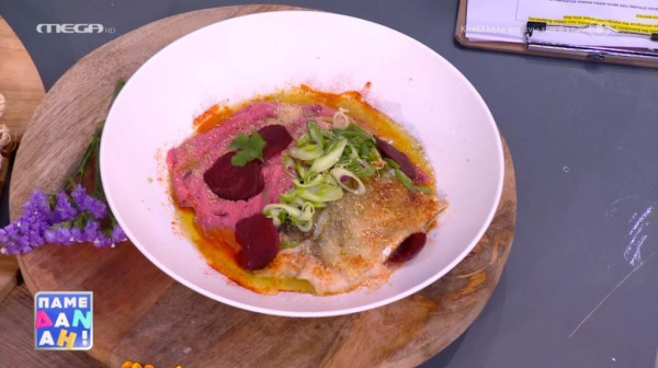 Ανατρεπτική συνταγή: Ο Τίμος Ζαχαράτος φτιάχνει μπακαλιάρο με σκορδαλιά από παντζάρι