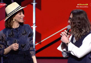 X Factor: Η Μαρίζα Ρίζου μύρισε τα μαλλιά του και τον πέρασε στην επόμενη φάση