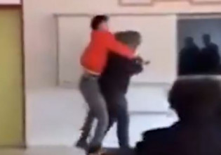 Tουρκία: Μαθητής σκεπάζει με σακούλα απορριμμάτων το κεφάλι καθηγητή του