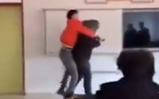 Tουρκία: Μαθητής σκεπάζει με σακούλα απορριμμάτων το κεφάλι καθηγητή του