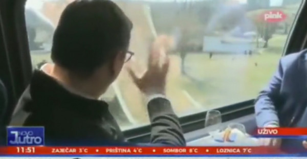 Σερβία: Ρεζίλι έγινε ο Πρόεδρος της χώρα – Χαιρετούσε το πλήθος χωρίς να υπάρχει ψυχή