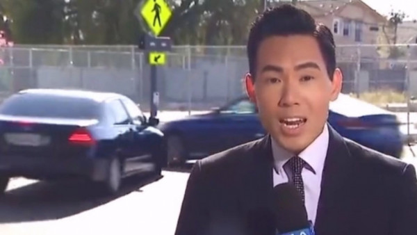 Δημοσιογράφος μετέδιδε ζωντανά το ρεπορτάζ όταν από πίσω του έγινε τροχαίο με εγκατάλειψη