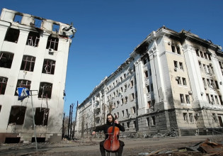 Πόλεμος στην Ουκρανία: Συγκλονίζουν τα βίντεο μουσικού από το ρημαγμένο Χάρκοβο