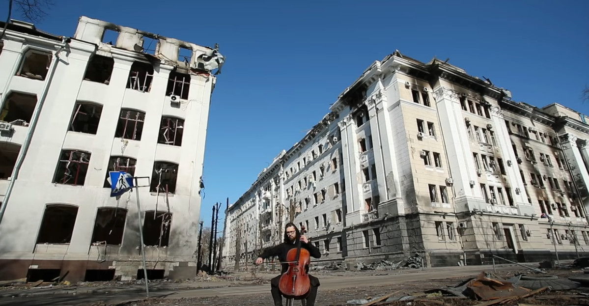 Πόλεμος στην Ουκρανία: Συγκλονίζουν τα βίντεο μουσικού από το ρημαγμένο Χάρκοβο