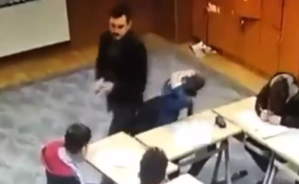 Τουρκία: Δάσκαλος χτυπά μικρά παιδιά στο κεφάλι - Βίντεο από κάμερα ασφαλείας