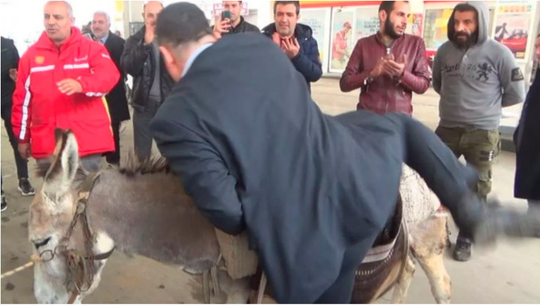 Τουρκία: Πήγε το γαϊδουράκι για… τροφοδοσία σε βενζινάδικο