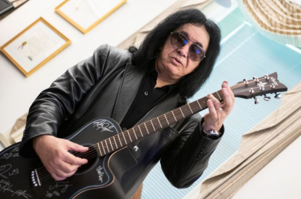 Τζιν Σίμονς: Ζητά από τα συγκροτήματα να ακυρώσουν τις συναυλίες τους στη Ρωσία