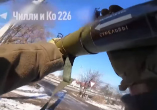 Πόλεμος στην Ουκρανία: Καρέ καρέ η ανατίναξη με αντιαρματικό, Ρωσικού οχήματος από Ουκρανό