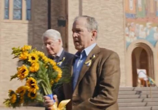 Πόλεμος στην Ουκρανία: Μπους και Κλίντον επισκέφθηκαν ουκρανική εκκλησία στο Σικάγο