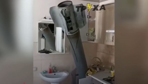 Πόλεμος στην Ουκρανία: Ρωσικός πύραυλος «καρφώθηκε» σε διαμέρισμα χωρίς να εκραγεί