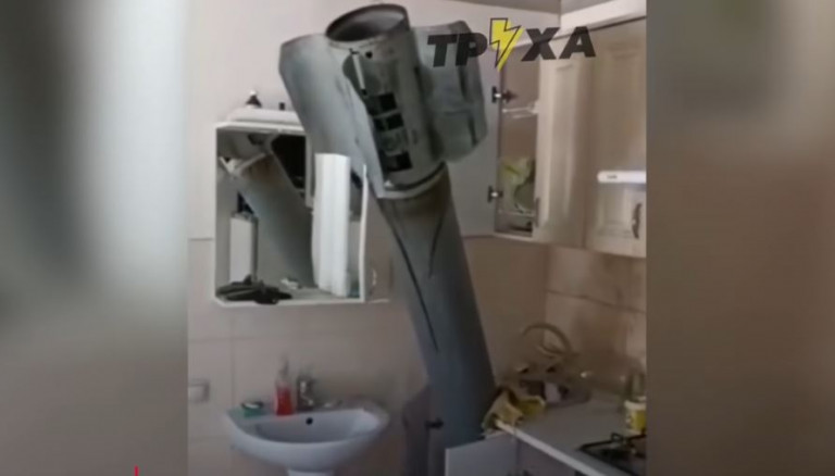 Πόλεμος στην Ουκρανία: Ρωσικός πύραυλος «καρφώθηκε» σε διαμέρισμα χωρίς να εκραγεί