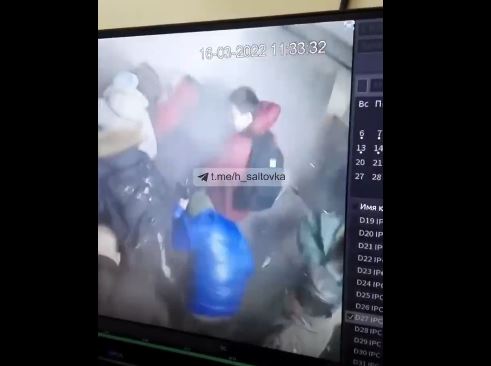 Πόλεμος στην Ουκρανία: Ρωσική οβίδα «σκάει» δίπλα από κόσμο σε σούπερ μάρκετ