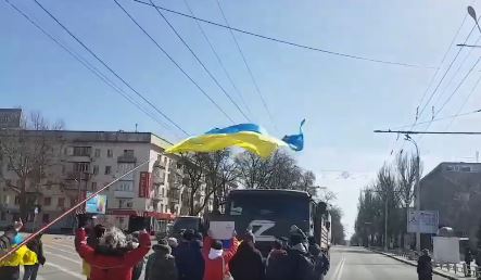 Πόλεμος στην Ουκρανία: Βίντεο με πολίτες στη Χερσώνα να διώχνουν ρωσικά στρατιωτικά οχήματα