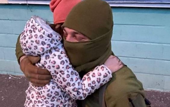 Ουκρανία: 7χρονη έσπασε τον κουμπαρά της για να αγοράσει αλεξίσφαιρο γιλέκο για έναν στρατιώτη