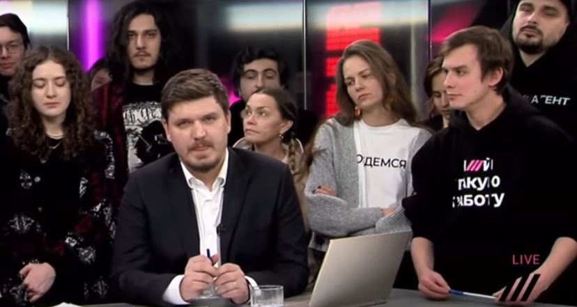 Πόλεμος στην Ουκρανία: Ρώσοι δημοσιογράφοι φώναξαν «όχι στον πόλεμο» πριν πέσει «μαύρο» στο κανάλι από τον Πούτιν