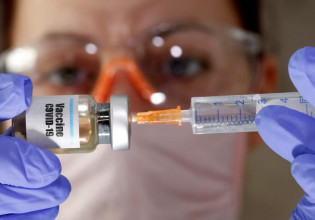 Θάνος Πλεύρης: «Εξετάζουμε να δοθεί κίνητρο εμβολιασμού για τους άνω των 60, με μη πληρωμή προστίμου»