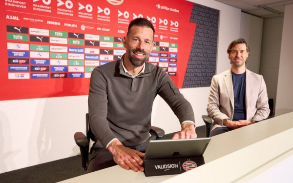 Επίσημο: Προπονητής της Αϊντχόφεν ο Φαν Νιστερλόι