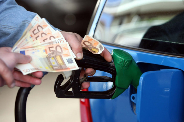 Καύσιμα: Σταθερά πάνω από τα 2 ευρώ η τιμή της αμόλυβδης – Περιορίζουν τις μετακινήσεις τους οι οδηγοί