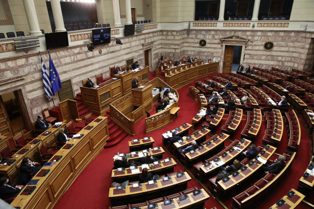 Βουλή: Ψηφίστηκε το «ερανιστικό» νομοσχέδιο – Εντονες αντιδράσεις για «την ευθύνη του Τύπου»