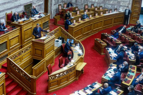 Μπρα ντε φερ για ΕΝΦΙΑ: «Οι οχτώ στους δέκα θα πληρώσουν λιγότερα» – «Άδικες μειώσεις, τις σαρώνει η ακρίβεια»