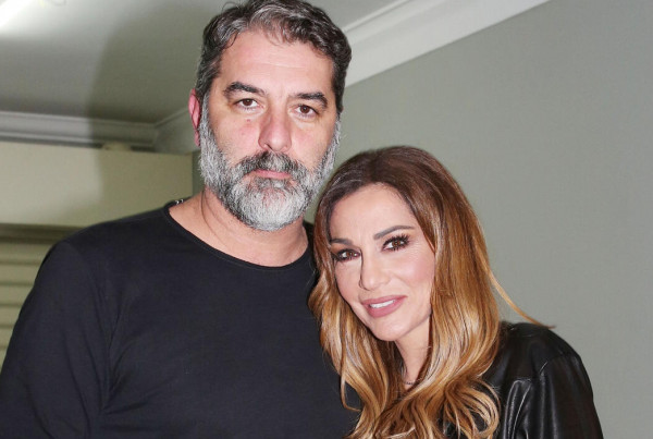 Δέσποινα Βανδή – Βασίλης Μπισμπίκης: Αγκαλιές και φιλιά σε γνωστό μαγαζί της Κύπρου